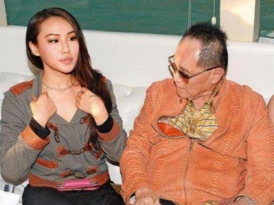 原创72岁美国富豪娶26岁美娇妻网友嫁给金钱的样子真美