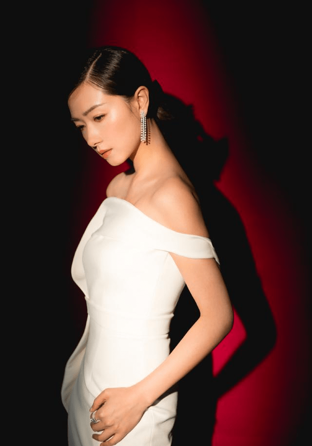 38岁万茜越红越豪放穿露背裙魅力又高级转身侧颜太迷人