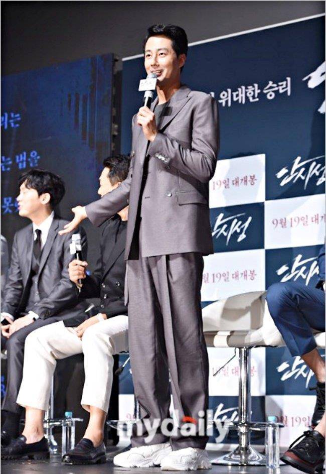 身高187cm的赵寅成在高中时身高就很逆天,原以为是炫耀文,结果他凄凉