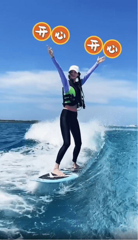 baby冲浪时都不忘了时尚,妆面齐全还这么鲜嫩,感觉挺防水的