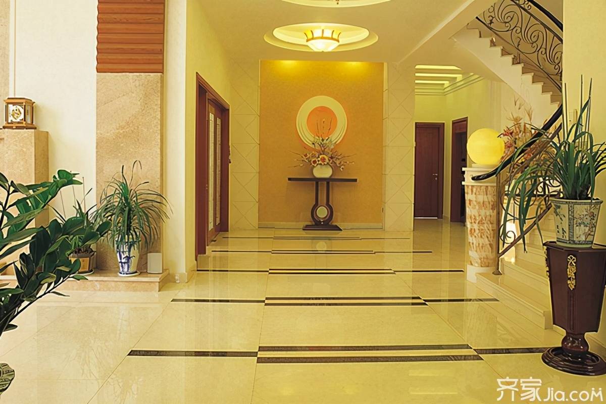 瓷砖黏着剂(也叫干贴法),瓷砖不需预先浸水,基面不需打湿,只要铺装的