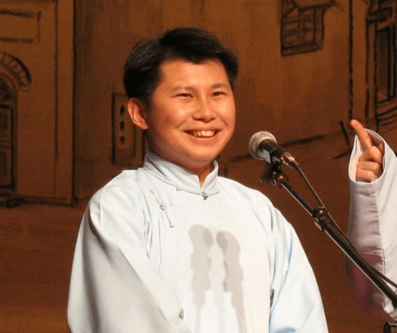 何云伟走穴美女护送全程尬演无人鼓掌人气低迷只因做错三件事