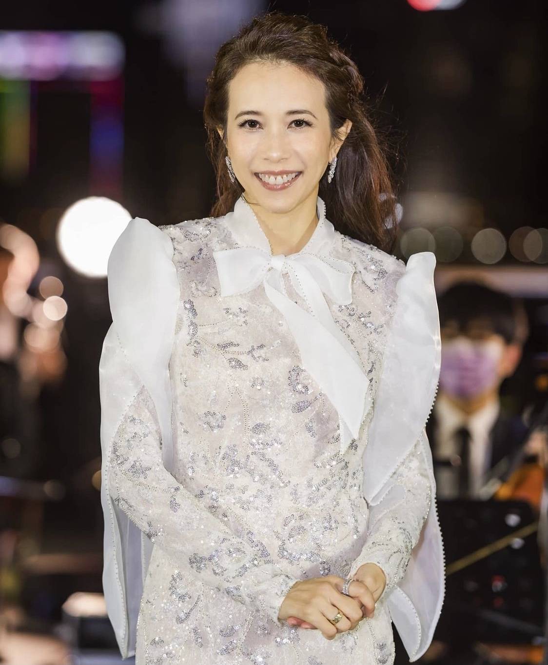 2011年,莫文蔚在拿下金曲最佳女歌手的当下,对外宣布结婚喜讯.