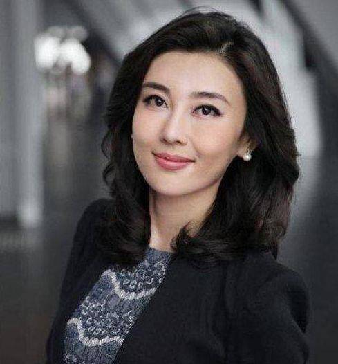她是最美央视女主持人42岁美如少女如今嫁大21岁富商