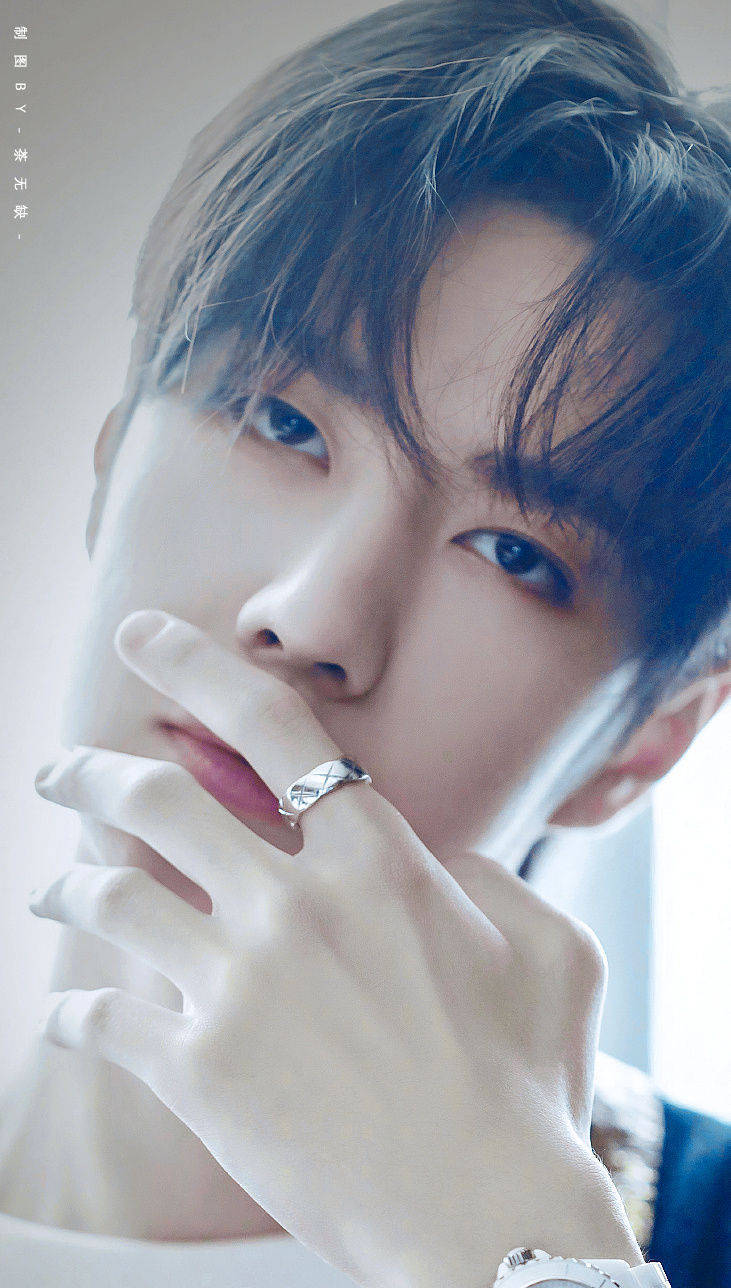 原创王一博怼脸特写,这个颜值真的被高估了吧,古装能支棱起来吗?