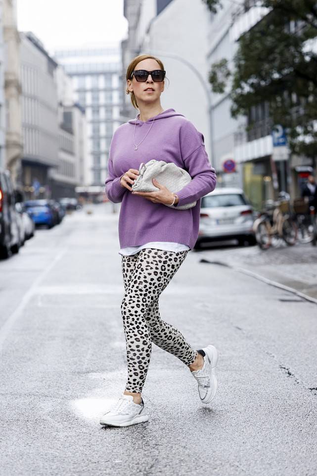 休闲类帽衫是舒适感的最佳体验,时髦精髓也不缺少,越穿还越时髦