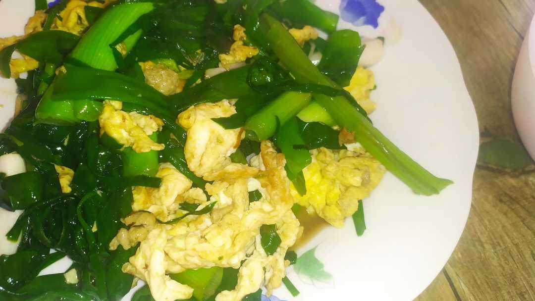韭菜大葱炒鸡蛋,韭菜柔软多汁,鸡蛋鲜香美味