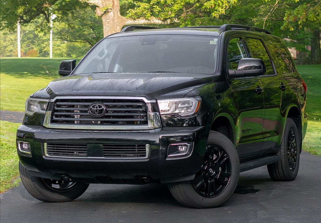 加大版陆巡来袭8缸引擎强悍四驱黑武士版红杉真霸气