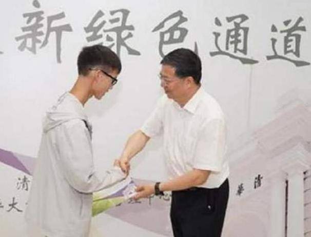 考入清华的少年林万东,拿到录取通知书时还在工地搬砖,现状如何?_母亲