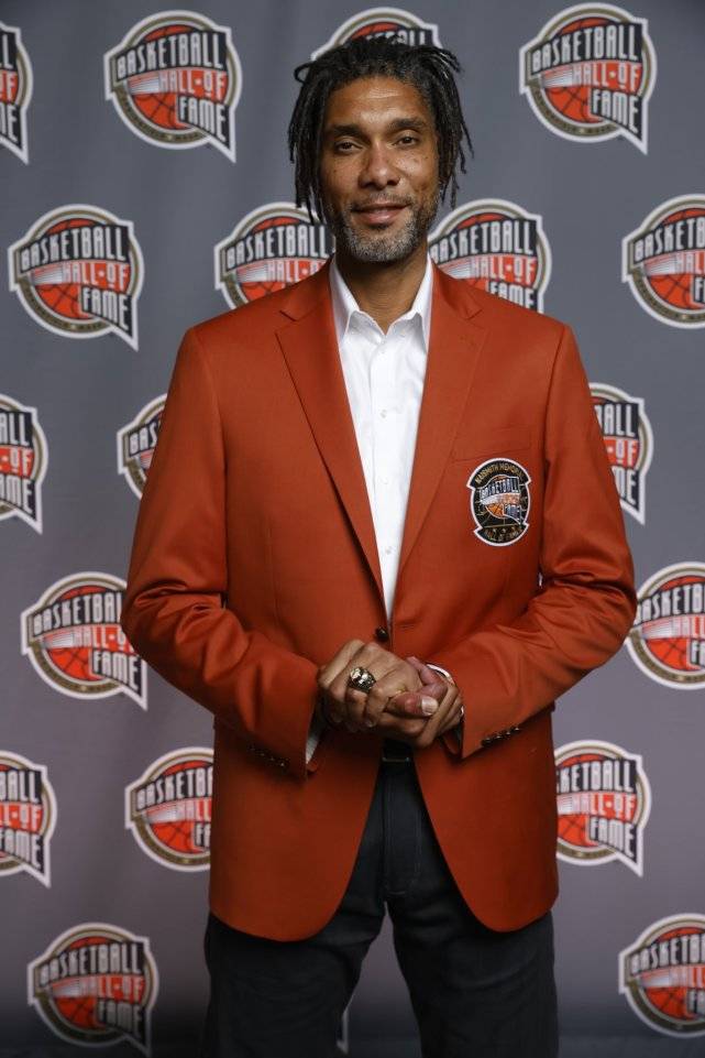 名人堂合影出炉!科比大女儿替父亲穿上红外套,加内特邓肯帅气出镜