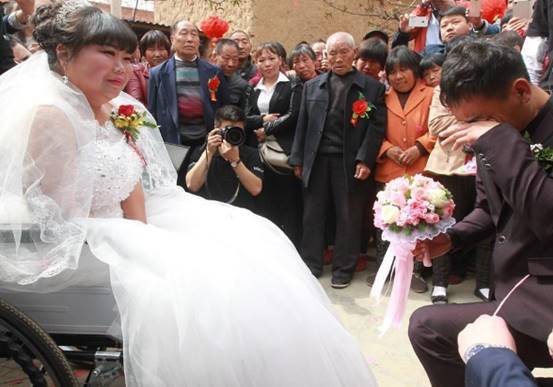 随着时间的推移,王同俊渐渐到了该结婚的年纪.