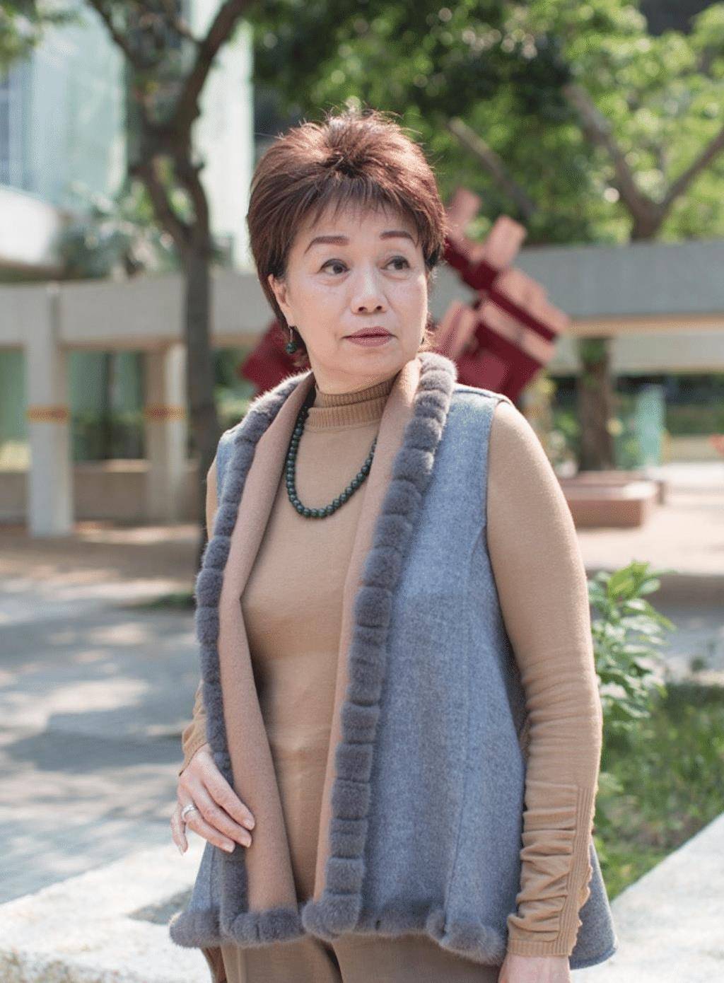 原创70岁"孝庄"近照仍显优雅,身家不菲常出入富贵饭堂,却至今未婚