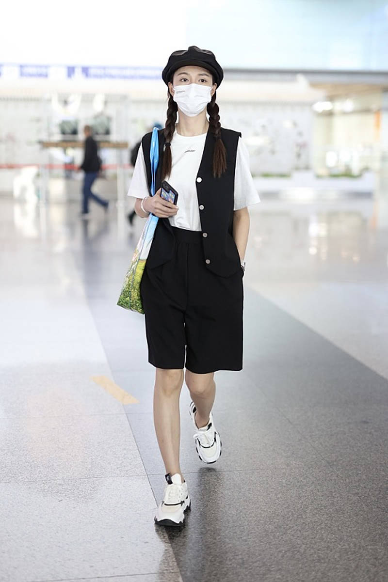 原创初夏的时髦穿搭马甲配短袖t恤休闲舒适很有型