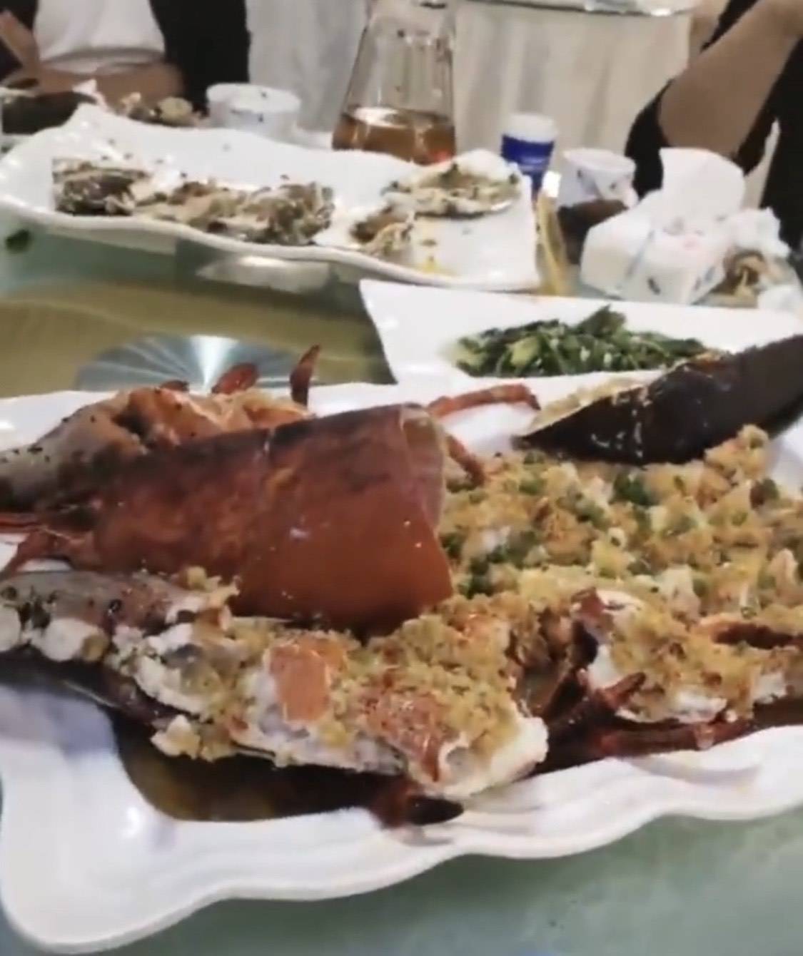 乌鲁木齐女子找人加工龙虾 怕被调包掰掉俩腿 上菜后腿却长齐了 店老板