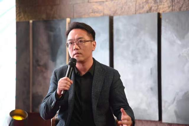 依次为张利平,曲斌,袁亮,徐利军,曹景 作主题发言张利平表示,内蒙古