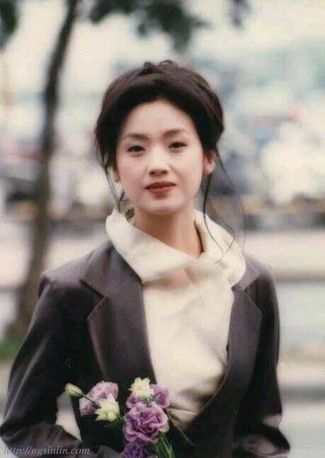 曽和四大天王合作,拒绝刘德华求婚,现50岁的她洗尽铅华似主妇_吴倩莲