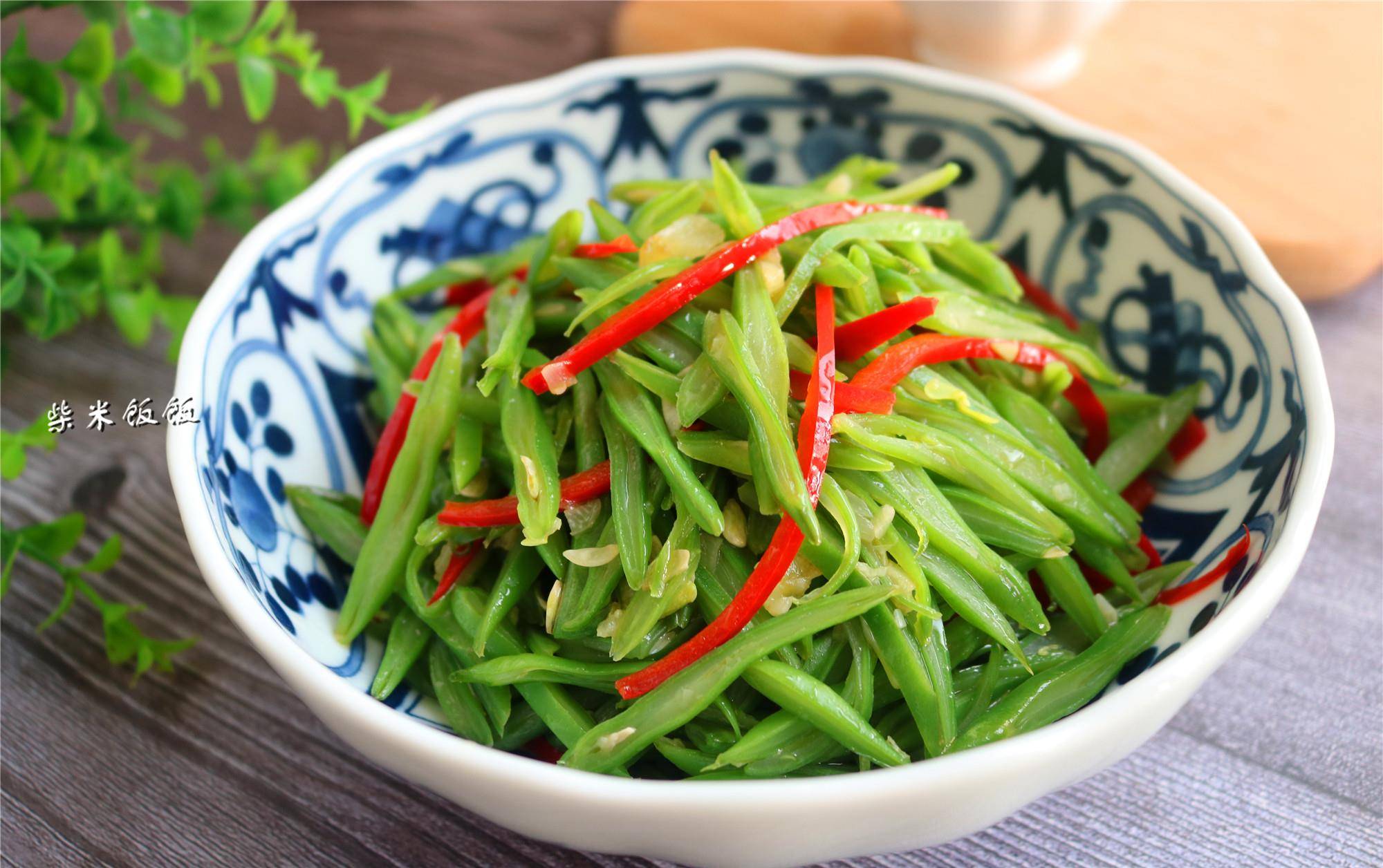 蒜香芸豆丝芸豆最常见的吃法就是炒,但是芸豆籽中含有一种毒蛋白,必须