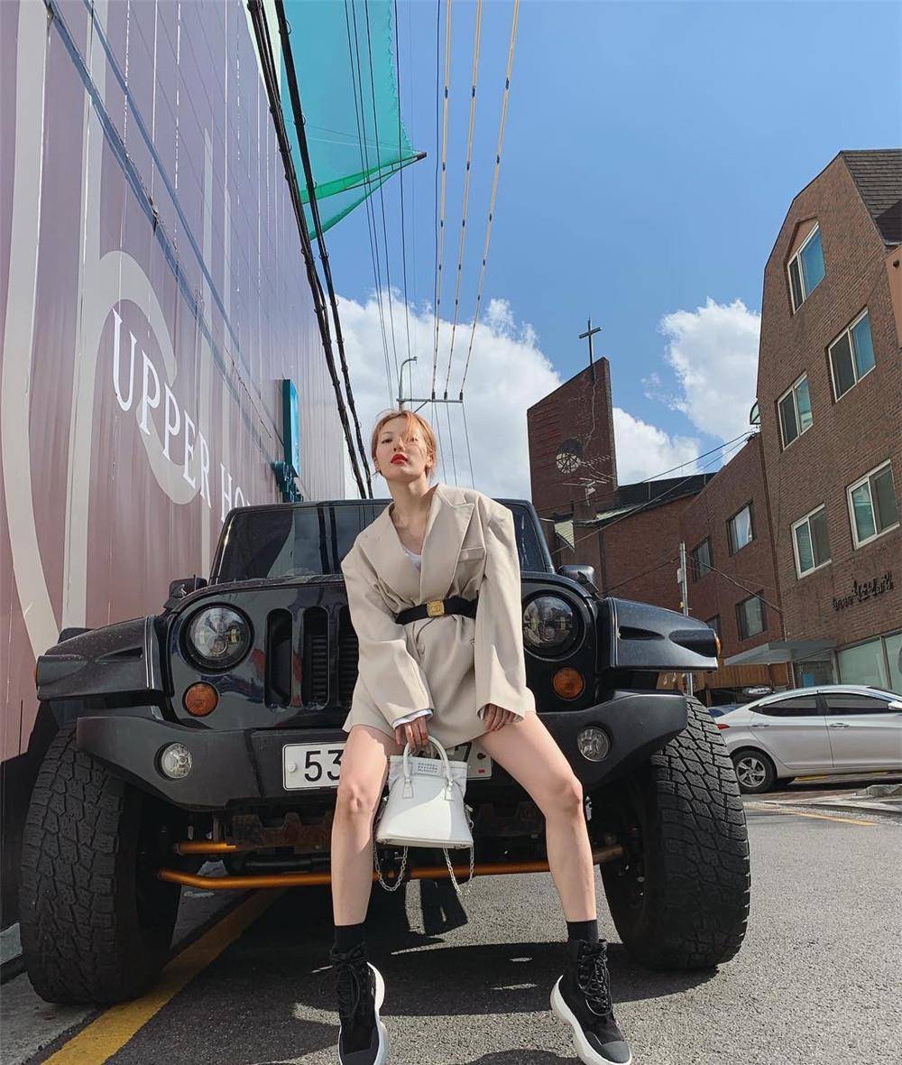 泫雅真不愧是"人形种草机",每次的街拍,都能给我们带来惊喜感,在泫雅