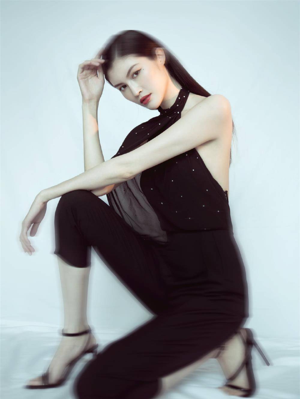 原创何穗真不愧是超模,露肩上衣 西装裤尽显女王本色,瞬间气场全开