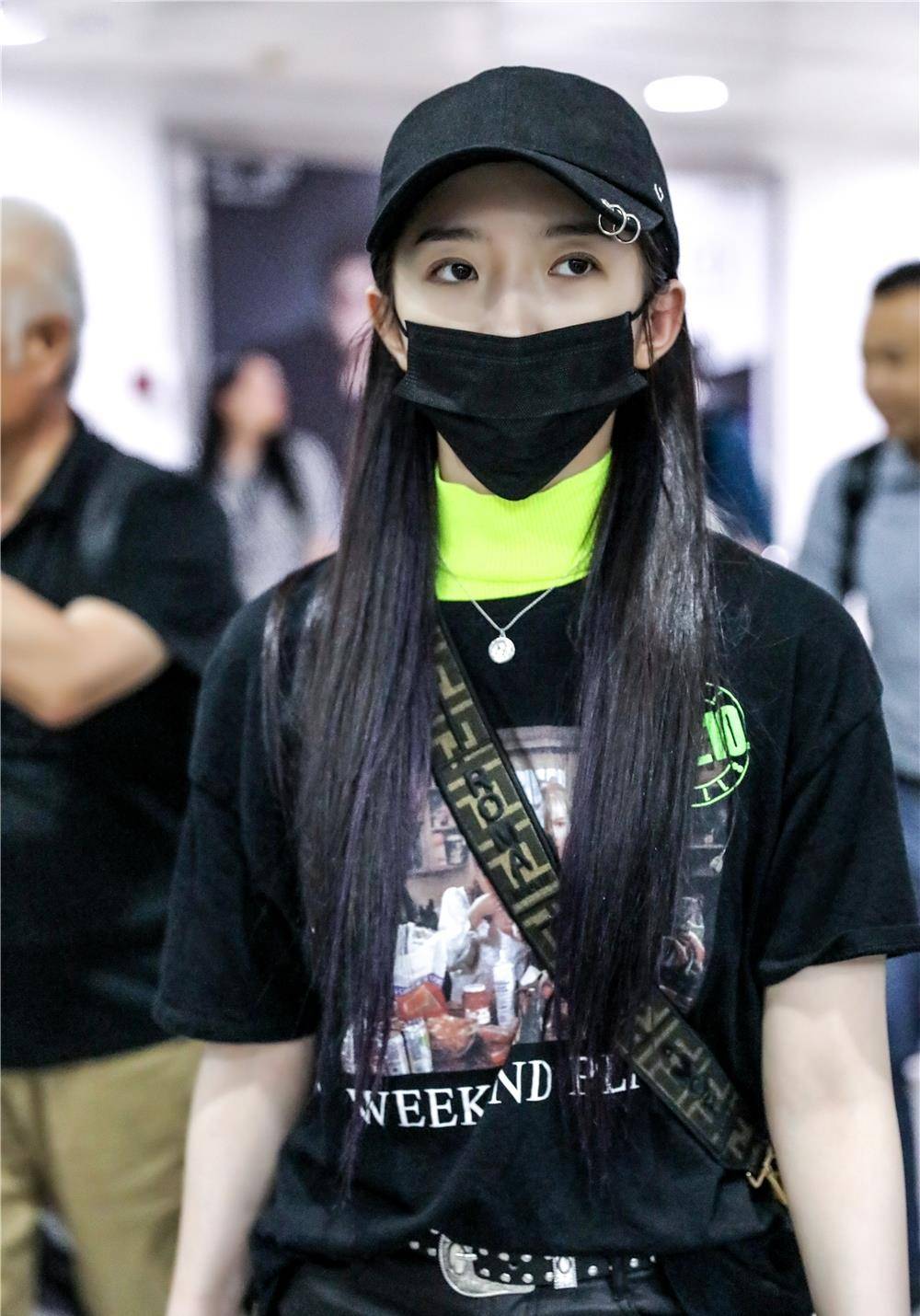 爱游戏平台孟美岐帅炸了穿高领T恤配皮裤化身酷girl这个“大哥”有点撩(图6)