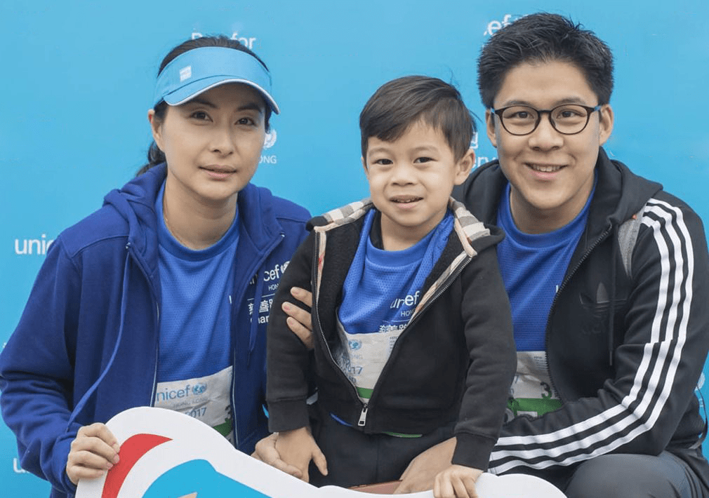 郭晶晶罕见穿汉服出镜_霍启刚