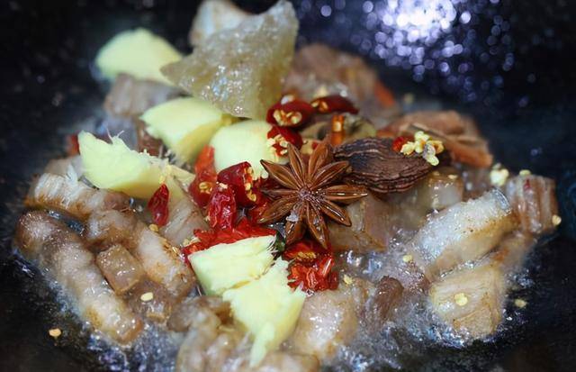 食材|干豆角怎么吃？教你炖肉贴秋膘，豆角吸满了汤汁，混着米饭太香了