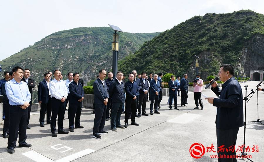 与会人员观摩和了解涧峪水库城市供水水源情况.