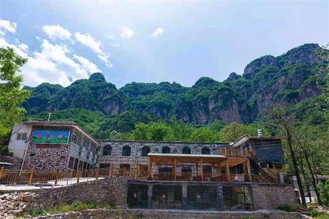 河南万仙山郭亮村翠崖仙居民宿山崖下的独居小院隐世隔绝