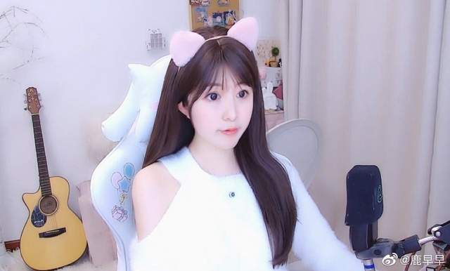 Lol女主播不露全身照 遭质疑身高150cm 鹿早早晒170大长腿 直播