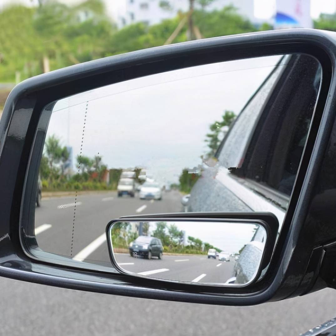 关于汽车后视镜的两条冷知识!原来这并非是出厂带来的瑕疵