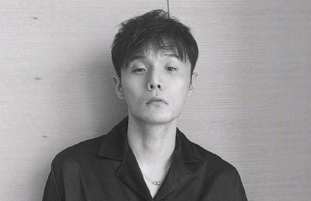 原创李荣浩凌晨站在天台上抽烟感慨自己的日常生活粉丝集体劝戒烟