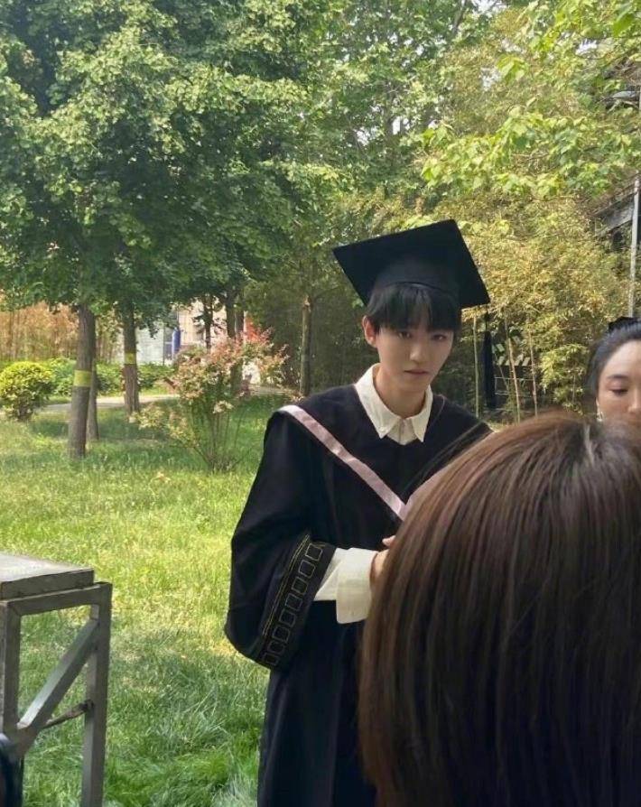 王俊凯大学毕业照来了 穿学士服扔学士帽 同班同很够意思对他 北电