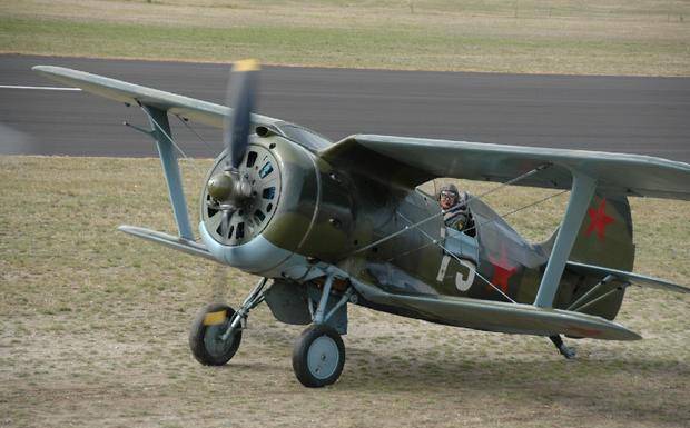 原创能与bf109对抗的双翼战斗机苏联的伊153战斗机