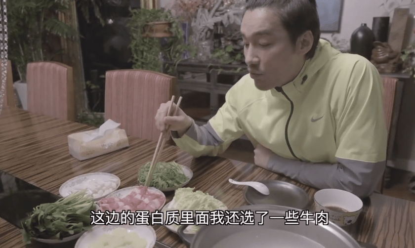 50岁胡兵太会保养!毫无颈纹还超瘦