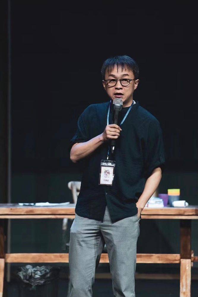 裴魁山导演话剧小住小筑首演讲述疫情下的平凡故事