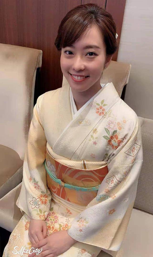 石川佳纯和服美照,身材圆润有型,瞬间有日本女人温柔的那种感觉