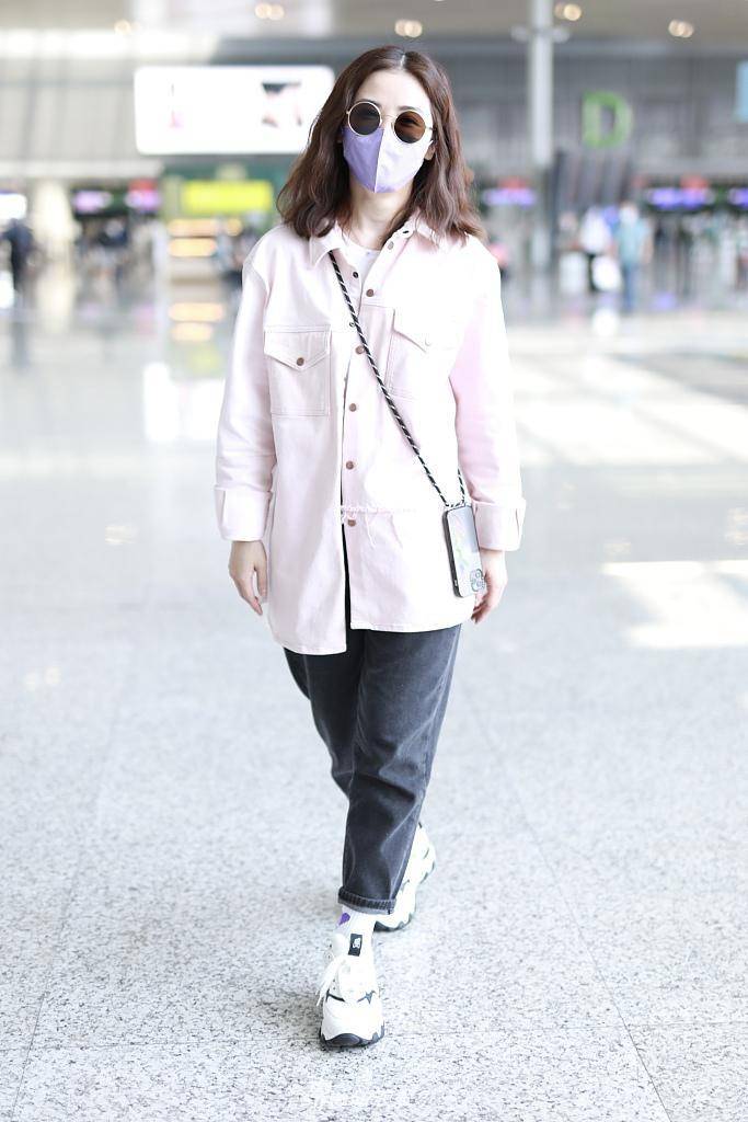新浪娱乐讯 2021年5月21日,上海,阿sa蔡卓妍现身机场,她身穿淡粉色