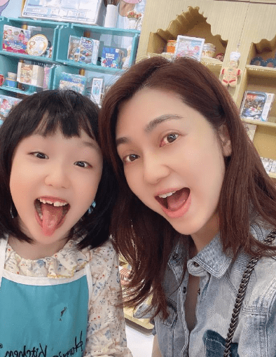 原创洪欣带女儿看亲子剧,儿子成功出道,莫少聪厚着脸皮来认亲,网友