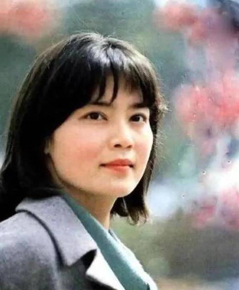 66岁潘虹:10岁丧父,24岁嫁"父亲"却婚内出轨,49岁皈依佛门