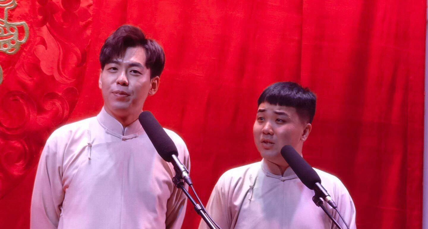 原创被传婚内出轨后郭德纲弟子靳鹤岚正常演出遭师兄弟砸挂