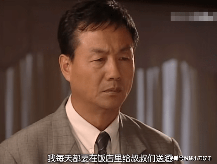 而崔妈的亲生女儿恩熙则被尹教授和尹太太视为掌上明珠,恩熙从小生活