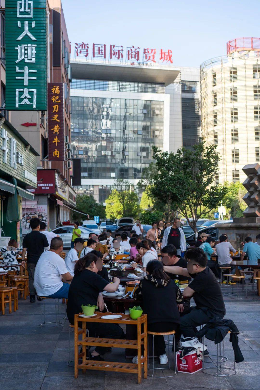 原创昆明霸道的路边摊几百人晒着太阳吃火锅老板买6套房送员工