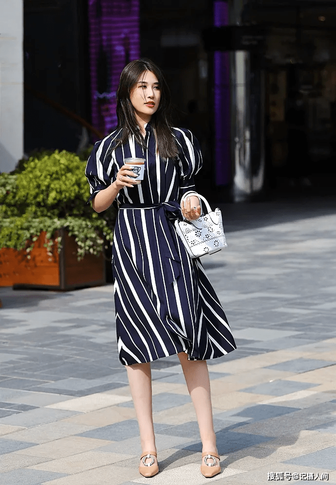 街拍时尚:对身材自信满满的平底鞋美女