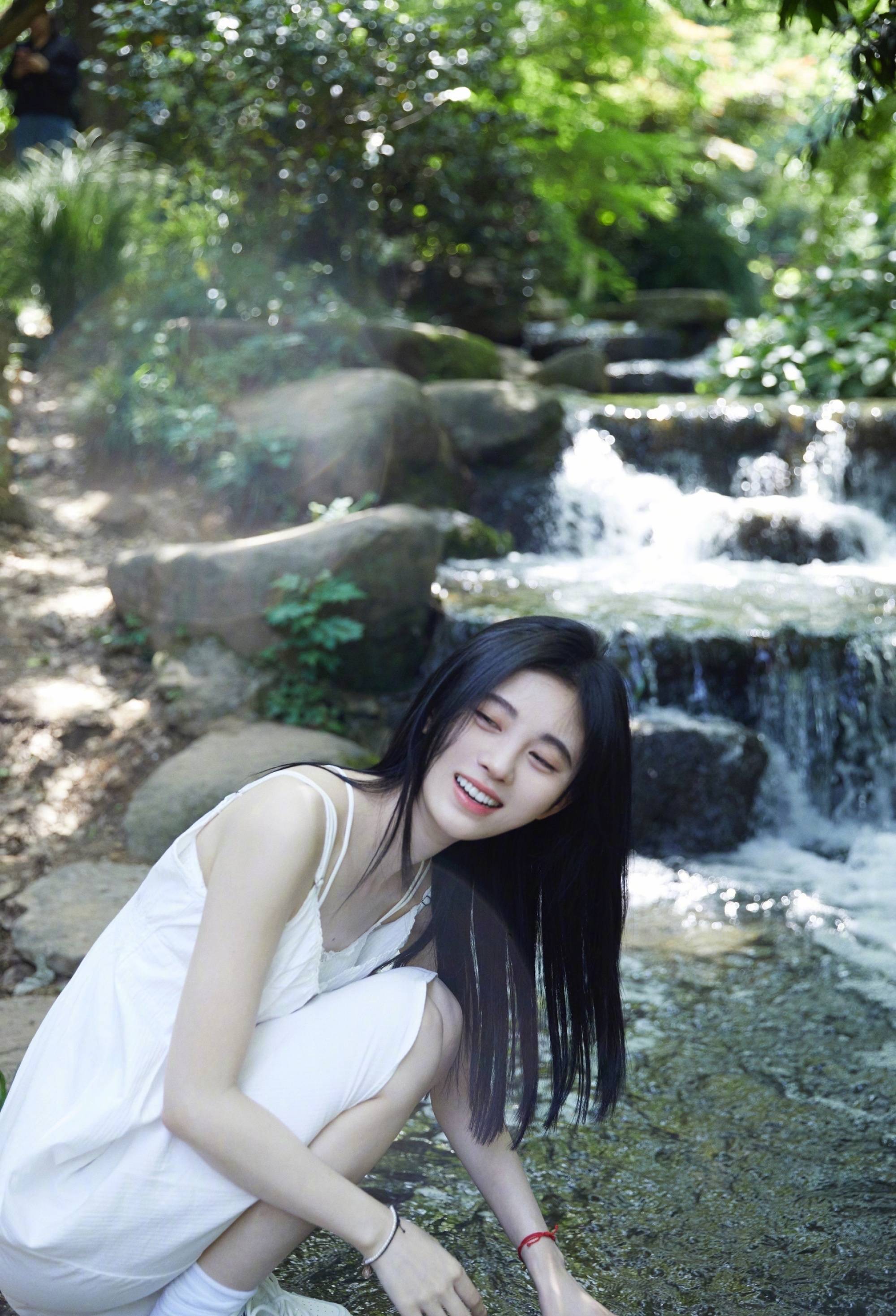 女明星扎堆晒照刮起"出游风",夏日感的穿搭套路,普通人也能穿