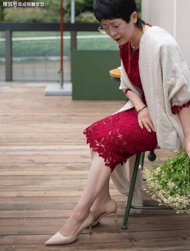 女人60岁"算"老吗?这位短发博主穿搭时尚减龄,气质不输年轻人