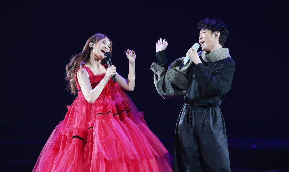 杨丞琳在演唱会上追忆黄鸿升 大喊 我是单身 李荣浩不生气吗 王心凌