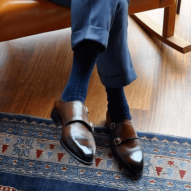 1,正式西装的袜子搭配是高帮袜,坐下来才不会露出腿毛,如果不习惯穿