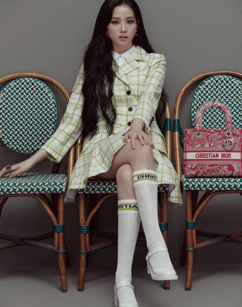 jisoo身为dior全球代言人,想必每天的行程一定忙碌无比,不过就算工作
