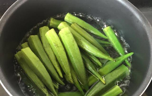 2, 鍋中將水燒開,鍋中加入適量的鹽和花生油進去,將秋葵焯水,煮個1,2