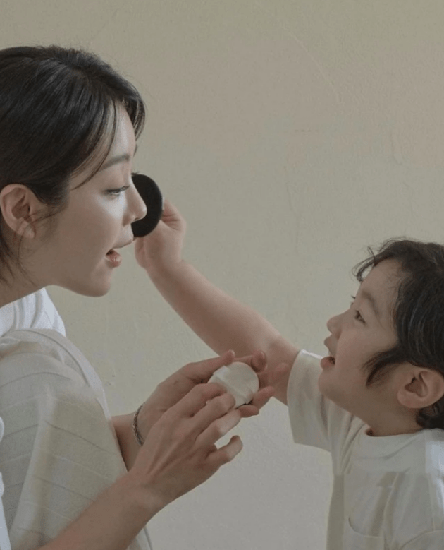 蔡琳与儿子拍写真 母子穿亲子装对视 相互擦脸笑得好开心 礼物